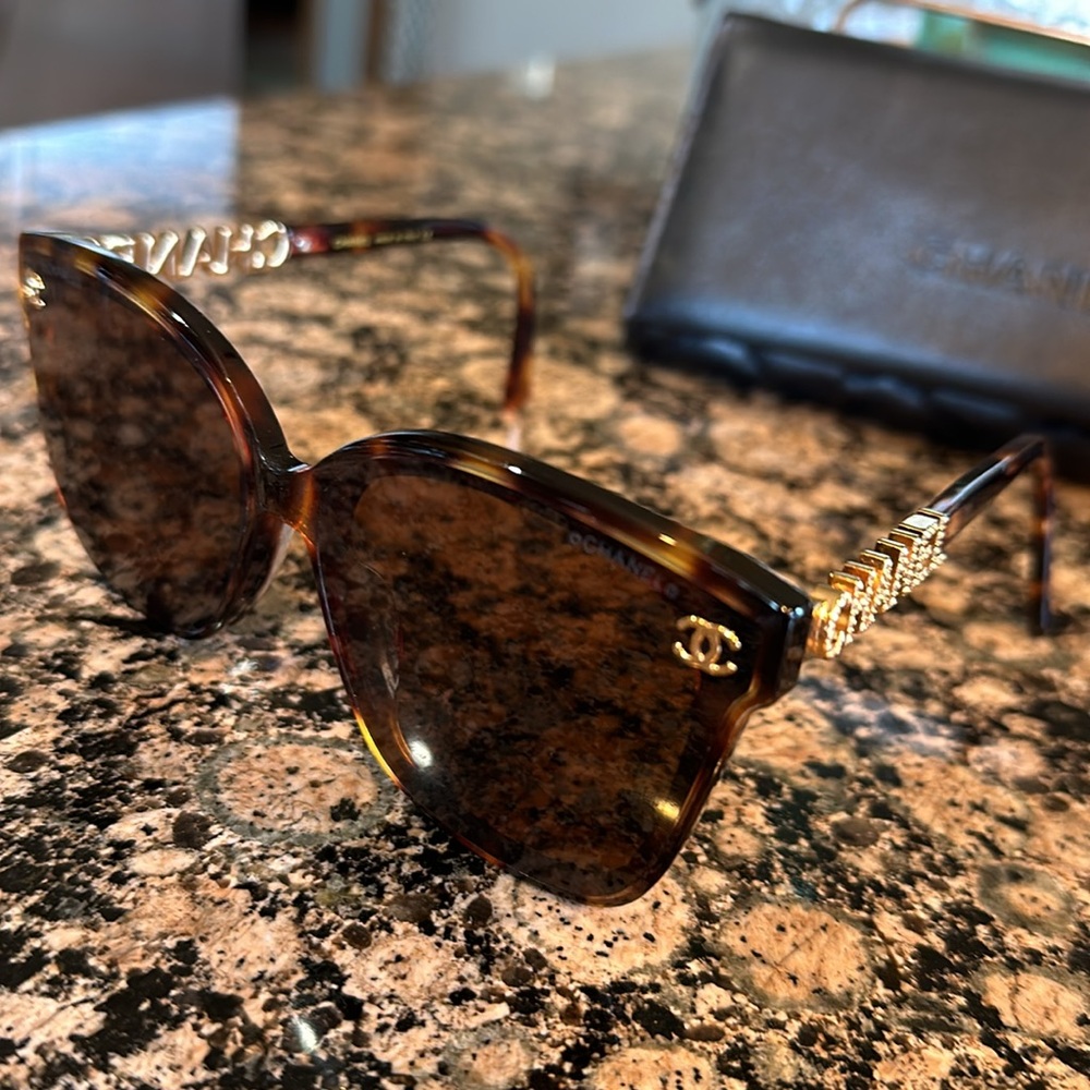 Chanel sunglasses - Picture 2 of 4